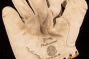 「棒球之神」貝比魯斯親用手套天價售出！破歷史紀錄4760萬成交