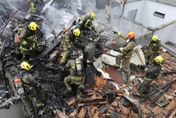 【影】哥倫比亞小型飛機墜毀民宅！機上8人全罹難　現場冒出濃濃黑煙