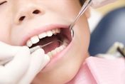 牙齒沒刷乾淨不只會蛀牙　醫曝4危害：恐釀失智、心臟病！