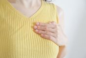 35歲女因乳頭經常搔癢、長痘、常忽冷忽熱　就醫檢查發現竟是「第四期乳癌」！