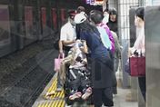 獨家/身障女台北車站落軌　目擊者：連人帶輪椅摔下血一直流