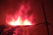 【影】快訊/台中淨水器工廠大火！烈焰燒穿屋頂…警消搶救中