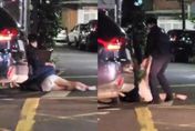 【影】兄妹為錢在大街上互毆　她因出腳「踹」警…遭帶回保護管束