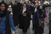 不甩民意沸騰！伊朗政府擴大執法　女性連在車內都要戴頭巾
