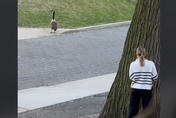 影/史上最兇「吉祥物」！美大學校園驚現暴躁野鵝佔地為王　路過學生慘遭追著跑
