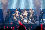 iKON台北小巨蛋遇舞台事故　〈LOVE SCENARIO〉唱到一半音響當機...6人1反應成功化解