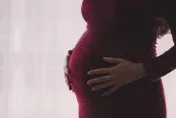 40歲高齡孕婦　腹部竟有下墜感、分泌物含血絲！醫給類固醇防胎兒早產