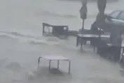 影/西班牙再遭惡劣天氣襲擊　街道被滾滾洪水淹沒桌椅全沖走