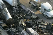 影/美國州際公路發生「百車連環撞」事故！車輛起火燒成廢鐵致「7死25傷」