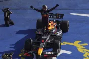 影/噴香檳噴到手軟！維斯塔潘再奪墨西哥站冠軍　刷新F1單季最多冠紀錄