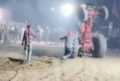 恐怖意外！印度男子特技表演失敗　遭拖拉機捲入輪底來回輾壓身亡