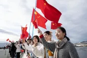 影/習拜會/習近平抵美登微博熱搜　在美華僑高舉國旗熱烈歡迎