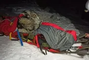 男子墜崖斷腿受困雪山13小時　忠犬緊靠身邊為他取暖保命