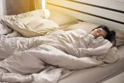 睡覺「過度翻身」恐是疾病整上身！醫曝「5原因」釀睡眠障礙