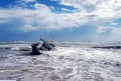 非法移民悲歌！利比亞難民船遇大浪翻覆　61人下落不明推定死亡