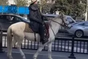 陸男上海街頭騎馬被警攔下開罰　網嘲：馬路不能讓馬走