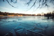 影/美明尼蘇達州湖泊表面冰層斷裂　122名釣客頓時遭困湖中央