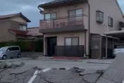 快訊/駭人畫面曝！日本7.6強震「地裂拱起」　新幹線車廂狂搖客尖叫