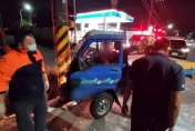 台南東山小貨車自撞電線桿「車頭凹陷卡住」！司機受困警消破車門急救出
