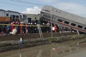 快訊/影/現場畫面曝！印尼驚傳2火車相撞　「車廂變形翻覆」3人遇難