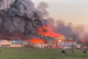 真成「德州炸雞」！美養雞場爆炸引發大火　消防員：恐將延燒數日