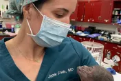 懷孕大猩猩出現子癇前症　動物園為牠打造婦產科團隊剖腹生寶寶