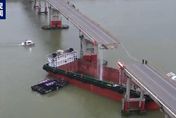 影/驚悚航拍曝！廣東大橋遭貨櫃船「撞斷成2截」　公車落水司機生死未卜