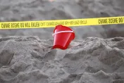 影/沙灘會吞人！7歲女童開心玩沙挖洞　下秒竟「崩出大天坑」遭活埋慘死