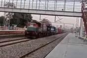 影/天兵駕駛員忘拉剎車！印度「無人火車」鐵軌直直衝　時速破百狂飆近70km