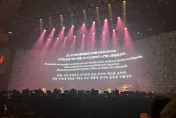IU演唱結束…大螢幕中文字幕「向花蓮遇難家屬哀悼」　歌迷感動落淚