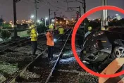 宜蘭西線鐵路驚險一幕！轎車撞平交道護欄卡住　鐵路一度停止運行