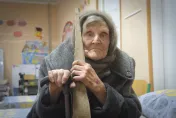 98歲烏克蘭老婦咬牙獨自步行十公里逃離俄佔區　稱俄烏戰爭慘過二戰