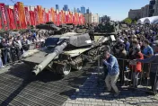影/萬人空巷！莫斯科展出繳獲烏克蘭武器　俄民搶拍美製戰車「戰利品」