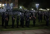 UCLA挺巴挺以兩派爆衝突　大批警力進駐清場全天停課