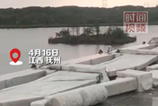 影/豆腐渣？江西造價8.7億大橋圍欄「一吹就倒」　官方：可能風太大了