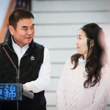財產申報遭攻擊　鍾東錦感慨發文偷放閃：我娶到一個好老婆