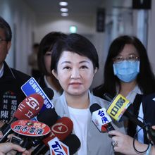 台中普發5萬爆衝突！盧秀燕遭綠夾攻表情超有戲　淡定撥髮影片曝