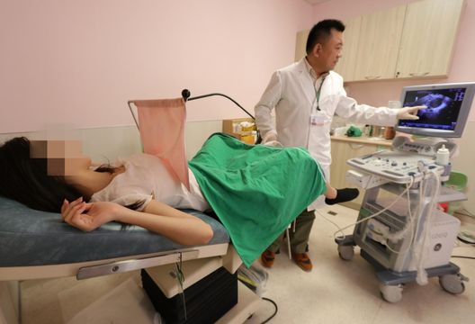 58歲婦停經後仍異常出血！就醫驚罹「子宮內膜癌」