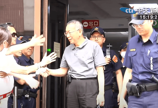柯文哲越關越大尾？　羈押一年！最新民調不跌反升