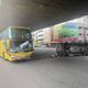 影/直擊大對撞！鳳山遊覽車撞翻休旅車　雙方都闖紅燈