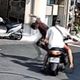 超神助攻！　台南阿伯騎車「撞翻行人」意外逮搶匪