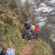 影/阿里山登山意外！67歲婦登山踩空　警消繩索拉抬驚險救援