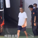 柯文哲身後執法人員神似賴清德！網全笑翻：親力親為？