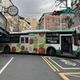 影/蘆洲公車自撞車禍　學生專車轉彎失控撞飲料店招牌