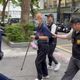 影/「陰莖增大術」害命　執刀醫師上銬拄拐杖移送北檢