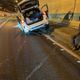 國3木柵隧道轎車自撞內側護欄　輪軸掉落波及1車釀1傷