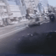 千鈞一髮！台中機車追撞　行人神級反應閃過飛來橫禍