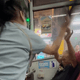 影/公車開戰！基隆女「拖鞋猛打」76歲老翁　警一查竟是通緝犯