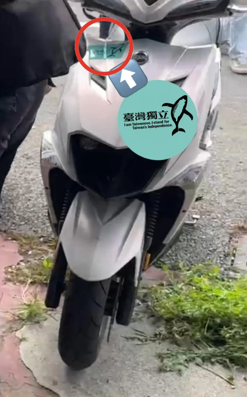 戴女的機車上被發現貼了台獨貼紙。(圖/中天新聞)