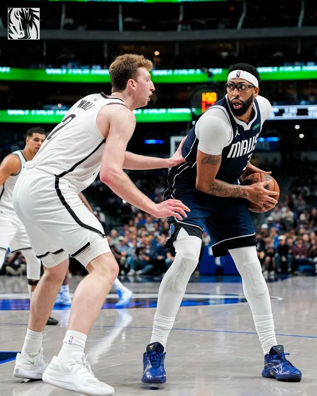 圖右為NBA達拉斯獨行俠前鋒戴維斯。(圖取自x.com/dallasmavs)